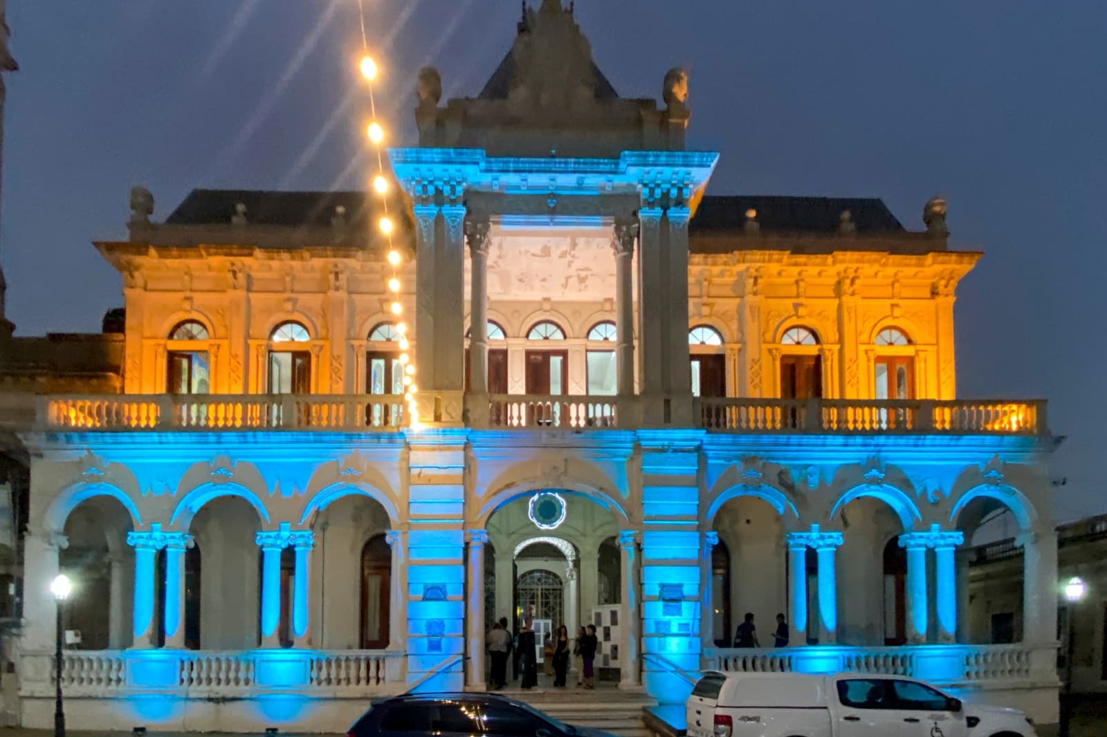 alt="Vista exterior iluminada del Palacio Municipal de Victoria en Entre Ríos, escenario de las deliberaciones sobre la ley de grandes superficies"