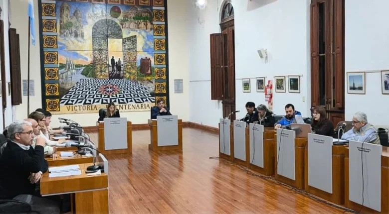alt="Sesión del Concejo Deliberante de Victoria donde se sancionó la ordenanza que legisla sobre superficies comerciales que quedan fuera de la ley provincial"