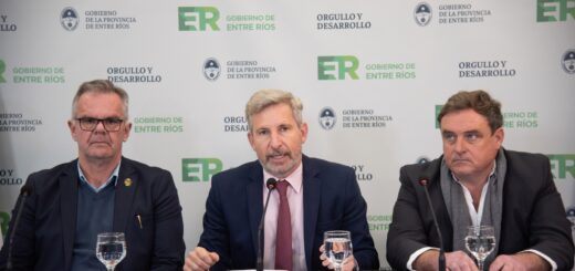 alt="El gobernador de Entre Ríos Rogelio Frigerio junto a ministros y funcionarios provinciales en el anuncio de financiamiento para obras viales en Entre Ríos"