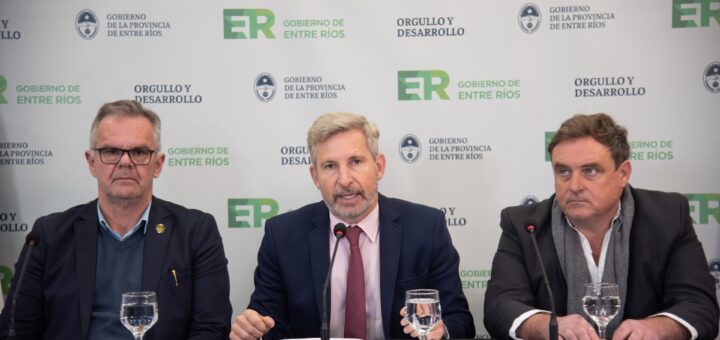 alt="El gobernador de Entre Ríos Rogelio Frigerio junto a ministros y funcionarios provinciales en el anuncio de financiamiento para obras viales en Entre Ríos"