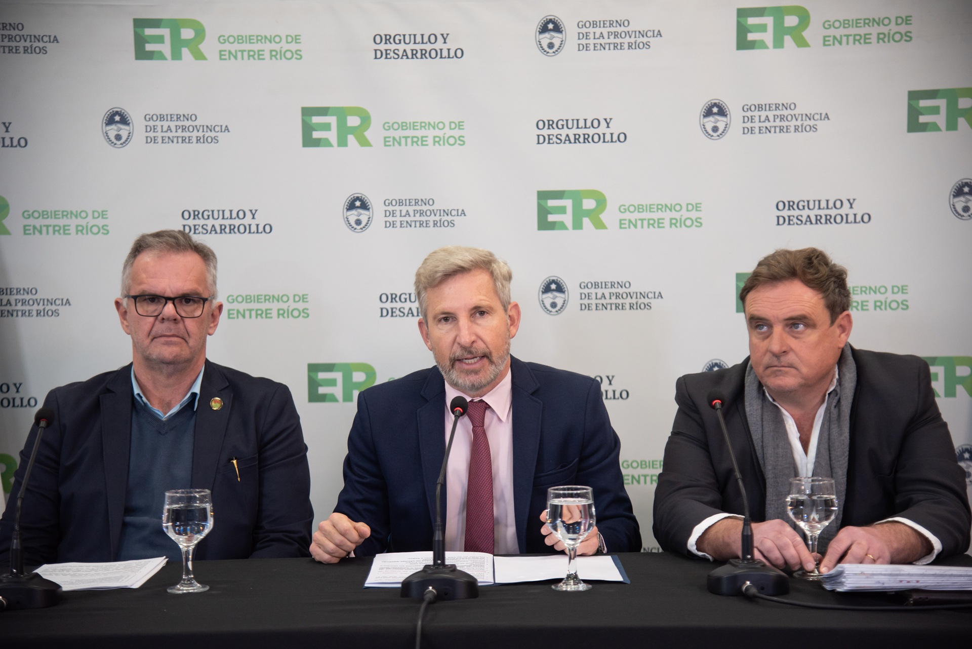 alt="El gobernador de Entre Ríos Rogelio Frigerio junto a ministros y funcionarios provinciales en el anuncio de financiamiento para obras viales en Entre Ríos"