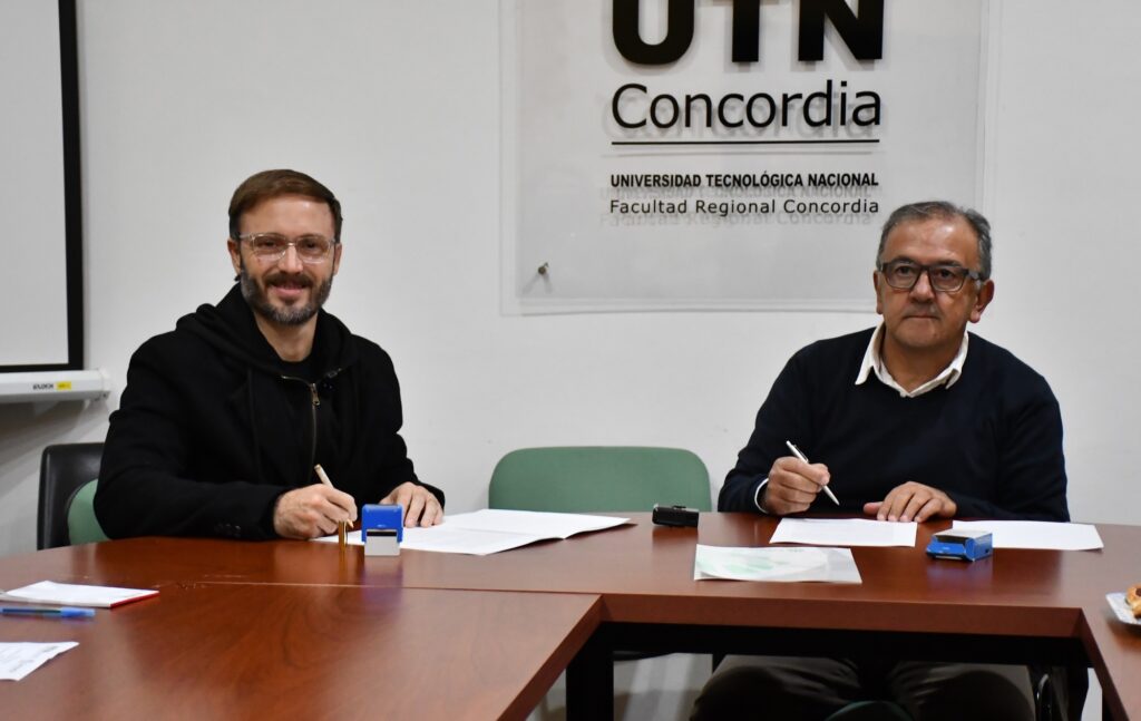 alt="Francisco Azcué y el decano de la UTN firmando el convenio de colaboración mutua para las capacitaciones SIG-IDE en Concordia"