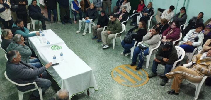 alt="Trabajadores y delegados sindicales reunidos en la sede gremial discutiendo la anulación de los descuentos a municipales de Concordia"