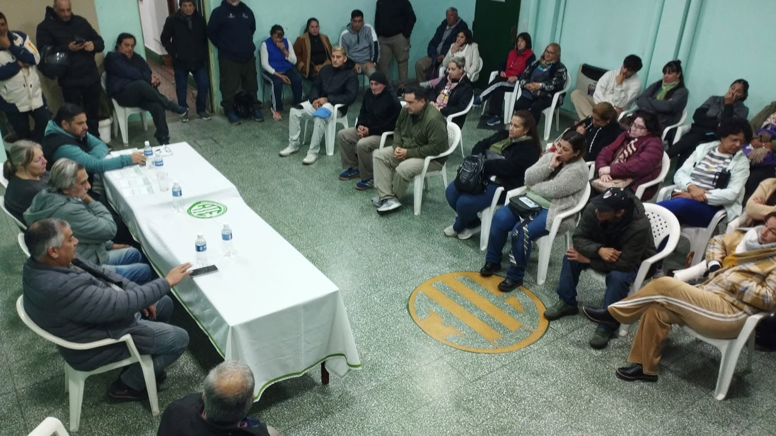 alt="Trabajadores y delegados sindicales reunidos en la sede gremial discutiendo la anulación de los descuentos a municipales de Concordia"