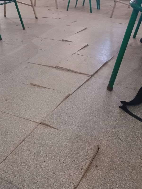 alt="Muestra de pisos levantados y baldosas rotas en un aula afectada por la crisis en las escuelas de Concordia"
