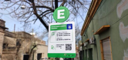 alt="Autos estacionados de manera ordenada en una calle céntrica donde habitualmente rige el cobro del estacionamiento medido en Concordia"
