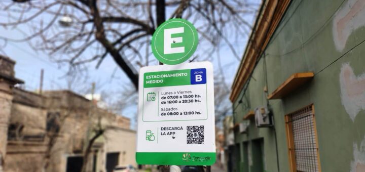 alt="Autos estacionados de manera ordenada en una calle céntrica donde habitualmente rige el cobro del estacionamiento medido en Concordia"