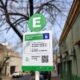 alt="Autos estacionados de manera ordenada en una calle céntrica donde habitualmente rige el cobro del estacionamiento medido en Concordia"