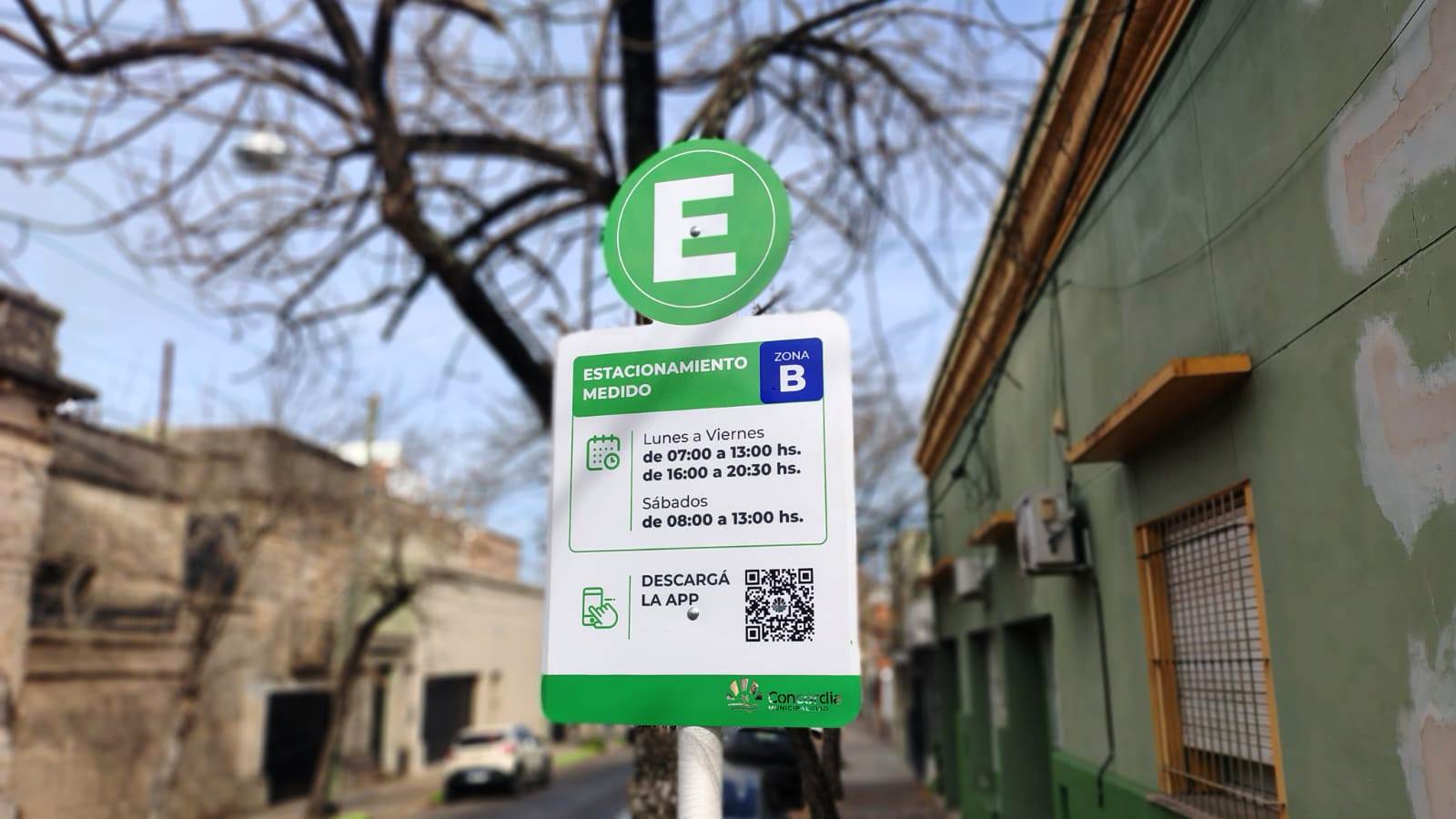 alt="Autos estacionados de manera ordenada en una calle céntrica donde habitualmente rige el cobro del estacionamiento medido en Concordia"