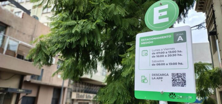 alt="Cartel indicador verde del estacionamiento medido en Concordia con horarios de vigencia e instructivo de descarga de la aplicación móvil"