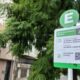 alt="Cartel indicador verde del estacionamiento medido en Concordia con horarios de vigencia e instructivo de descarga de la aplicación móvil"