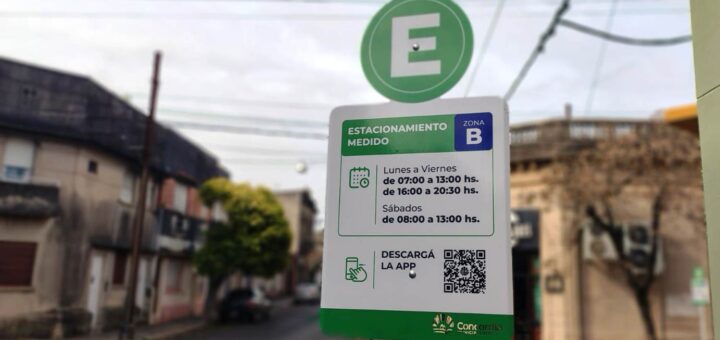 alt="Cartel de señalización vial de la Zona B del estacionamiento medido en Concordia con los horarios permitidos y un código QR para teléfonos móviles"