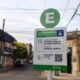 alt="Cartel de señalización vial de la Zona B del estacionamiento medido en Concordia con los horarios permitidos y un código QR para teléfonos móviles"