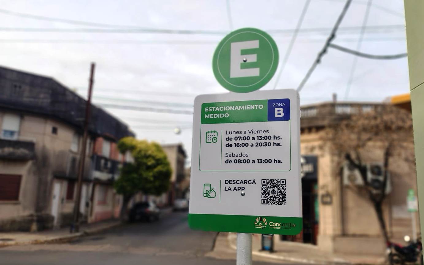 alt="Cartel de señalización vial de la Zona B del estacionamiento medido en Concordia con los horarios permitidos y un código QR para teléfonos móviles"