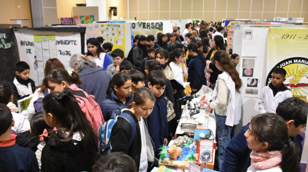alt="Alumnos de escuelas primarias presentan sus trabajos científicos y botánicos durante la feria Eco Ciencias en Concordia"