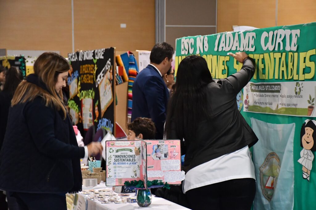 alt="Docentes y alumnos recorren stands de reciclaje y sostenibilidad en la Feria Eco Ciencias"