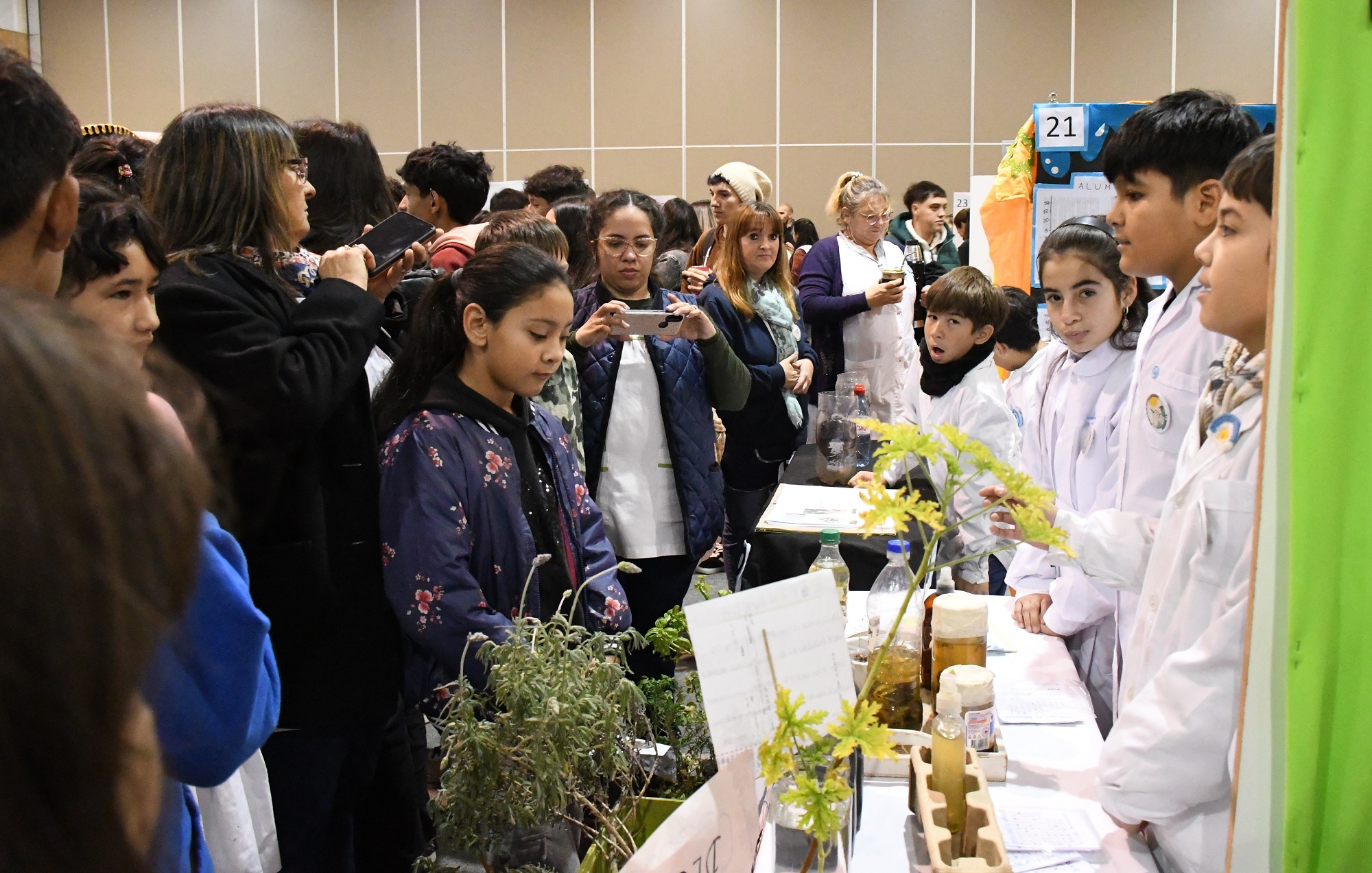 alt="Estudiantes de primaria exponen sus proyectos botánicos y ambientales ante vecinos en la feria Eco Ciencias en Concordia"