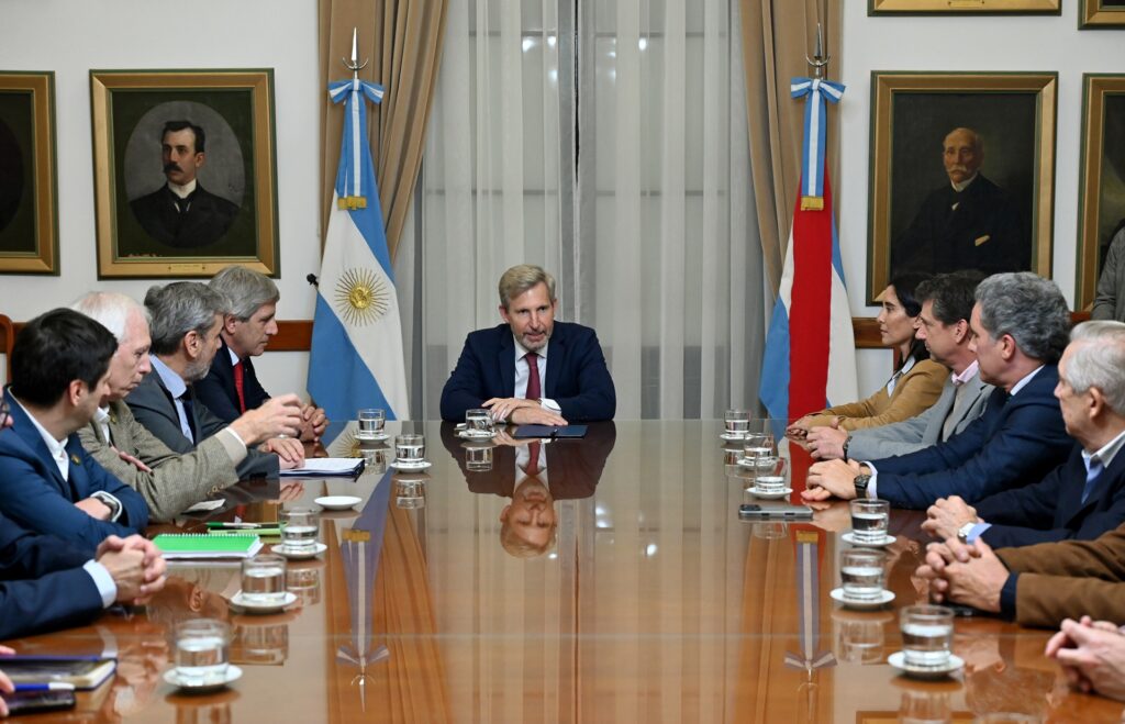 alt="Reunión de trabajo entre el gobierno y empresarios entrerrianos durante la visita de Luis Caputo a Entre Ríos"