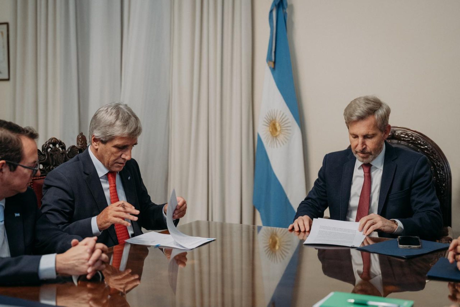 alt="Luis Caputo y Rogelio Frigerio firman el convenio del anticipo financiero a Entre Ríos en Casa de Gobierno"