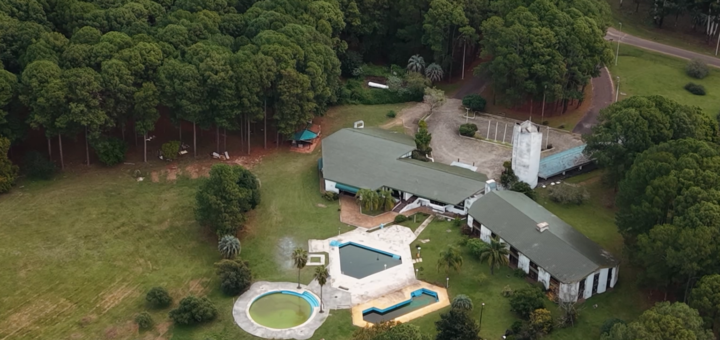 alt="Imagen aérea de las instalaciones y piscinas deterioradas en el marco de la licitación del Hotel Ayuí en Concordia"
