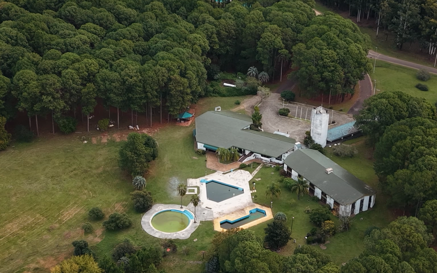 alt="Imagen aérea de las instalaciones y piscinas deterioradas en el marco de la licitación del Hotel Ayuí en Concordia"
