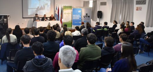 alt="Vista de sala llena en la apertura de las capacitaciones SIG-IDE en Concordia, con expositores y banderas institucionales"