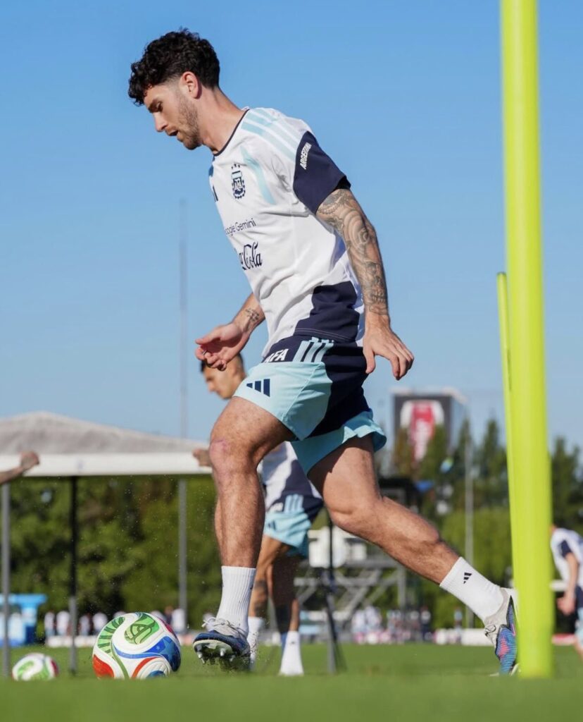 alt="Marcos Senesi al Mundial realizando trabajos de entrenamiento físico con el uniforme de la selección argentina"
