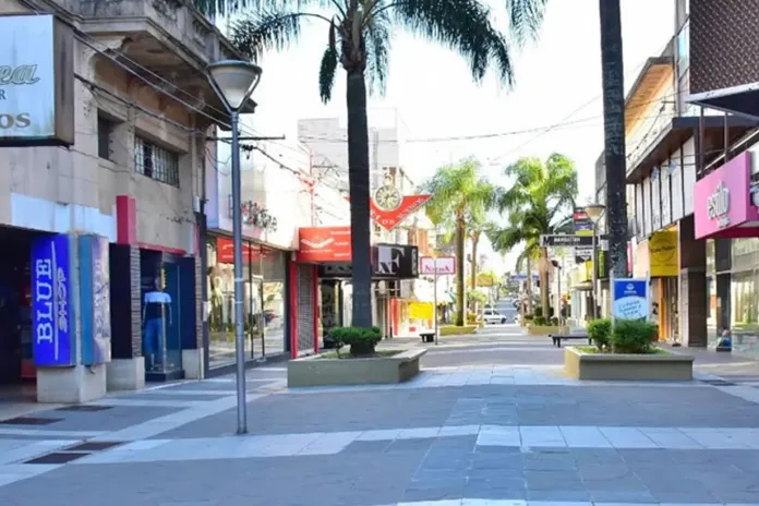 alt="Vista actual de la peatonal de Concordia, cuya extensión se intentó implementar"