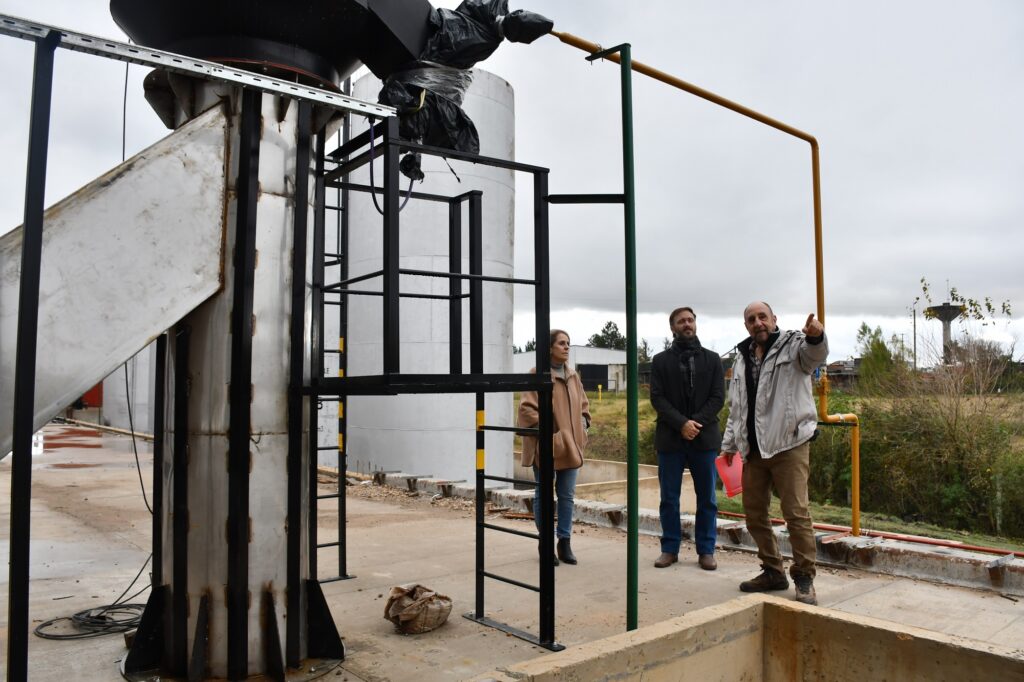 alt="Estructuras externas y tuberías de conducción en el predio de la planta de Eficiencia Ambiental en Concordia"