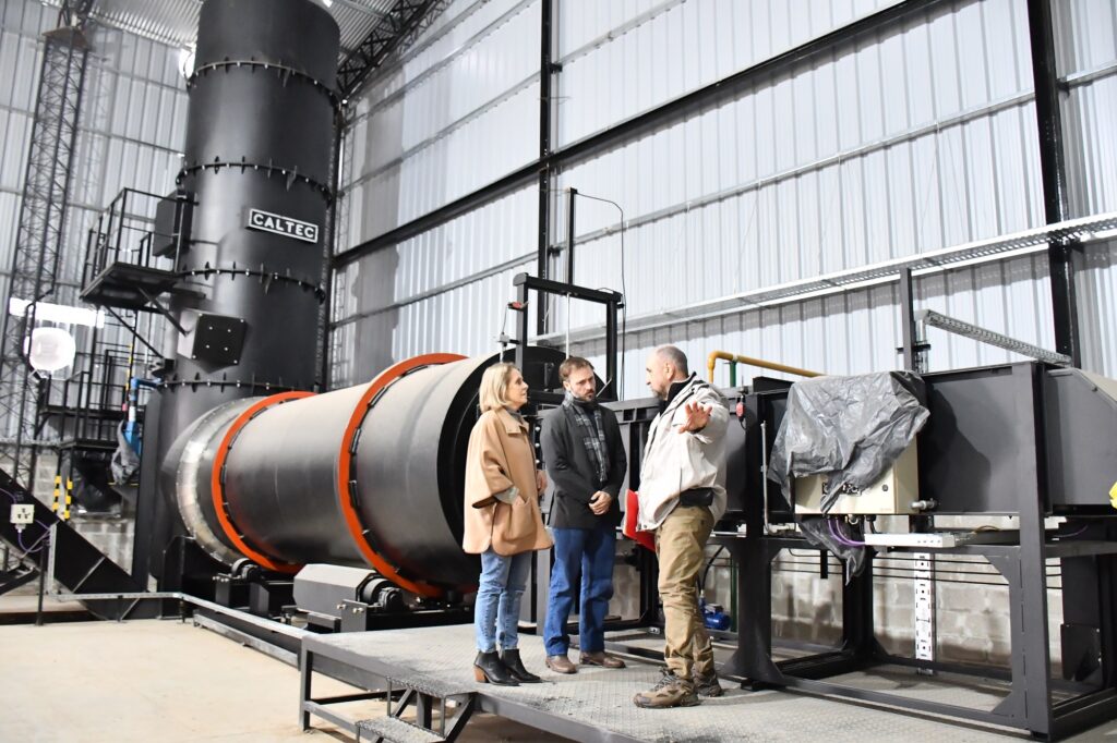 alt="El intendente Francisco Azcué, la viceintendente Magdalena Reta de Urquiza y Osvaldo Koffman recorriendo las instalaciones de la planta de Eficiencia Ambiental en Concordia"