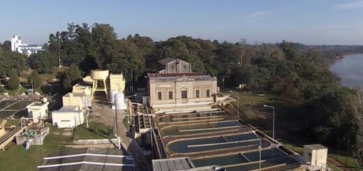 alt="Vista aérea de la planta potabilizadora de la ciudad donde se realizará la parada programada que provocará el corte de agua en Concordia"