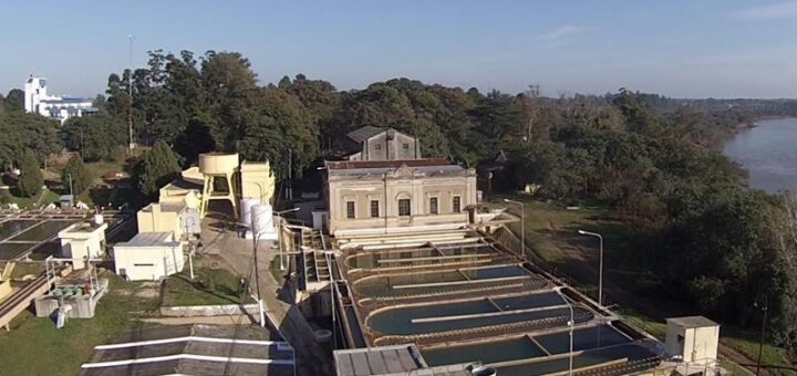 alt="Vista aérea de la planta potabilizadora de la ciudad donde se realizará la parada programada que provocará el corte de agua en Concordia"
