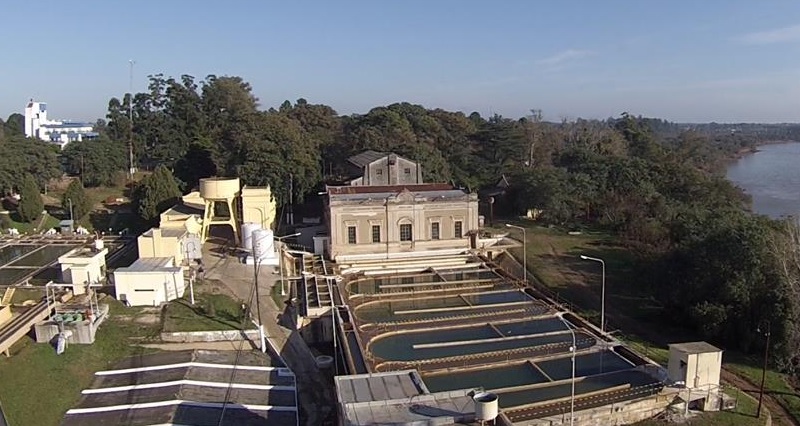 alt="Vista aérea de la planta potabilizadora de la ciudad donde se realizará la parada programada que provocará el corte de agua en Concordia"