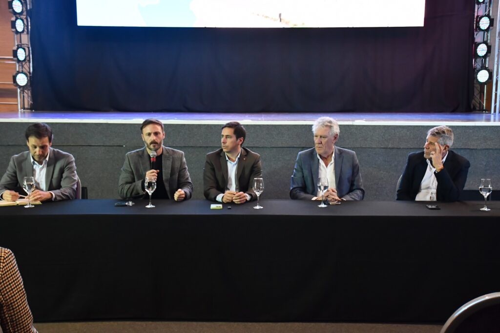 alt="Mesa de expositores en la presentación del polo logístico y puerto fluvial de Concordia en el Centro de Convenciones"