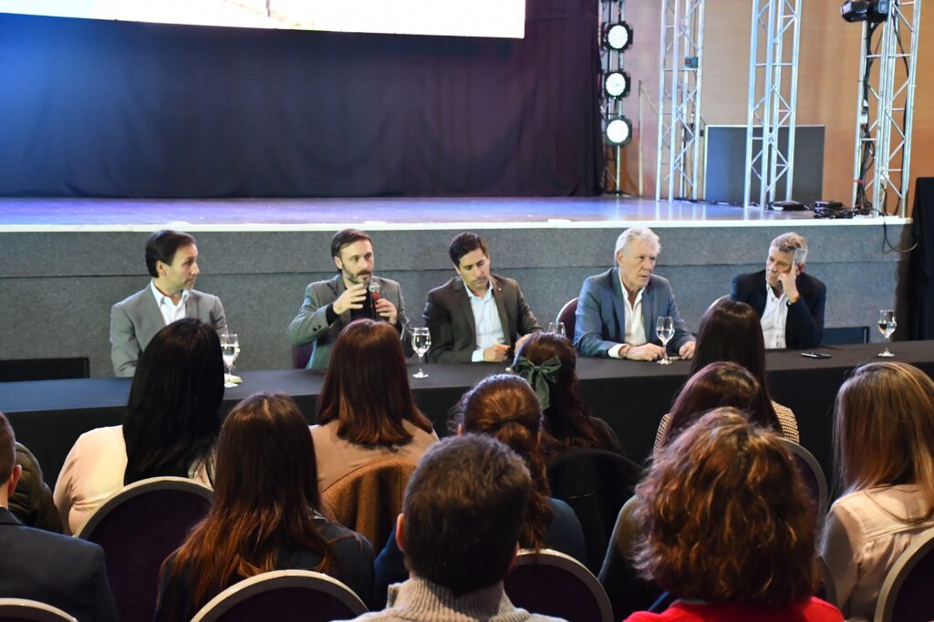 alt="Expositores en mesa durante la presentación del polo logístico y puerto fluvial de Concordia ante actores públicos y privados de la región de Salto Grande"