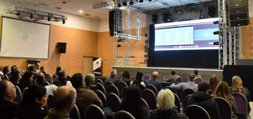 alt="Presentación del polo logístico y puerto fluvial de Concordia en el Centro de Convenciones, con asistentes y proyección en pantalla"