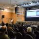 alt="Presentación del polo logístico y puerto fluvial de Concordia en el Centro de Convenciones, con asistentes y proyección en pantalla"