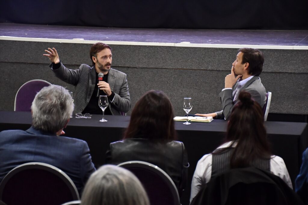 alt="Expositor hablando en el taller sobre el polo logístico y puerto fluvial de Concordia, Centro de Convenciones, junio de 2026"