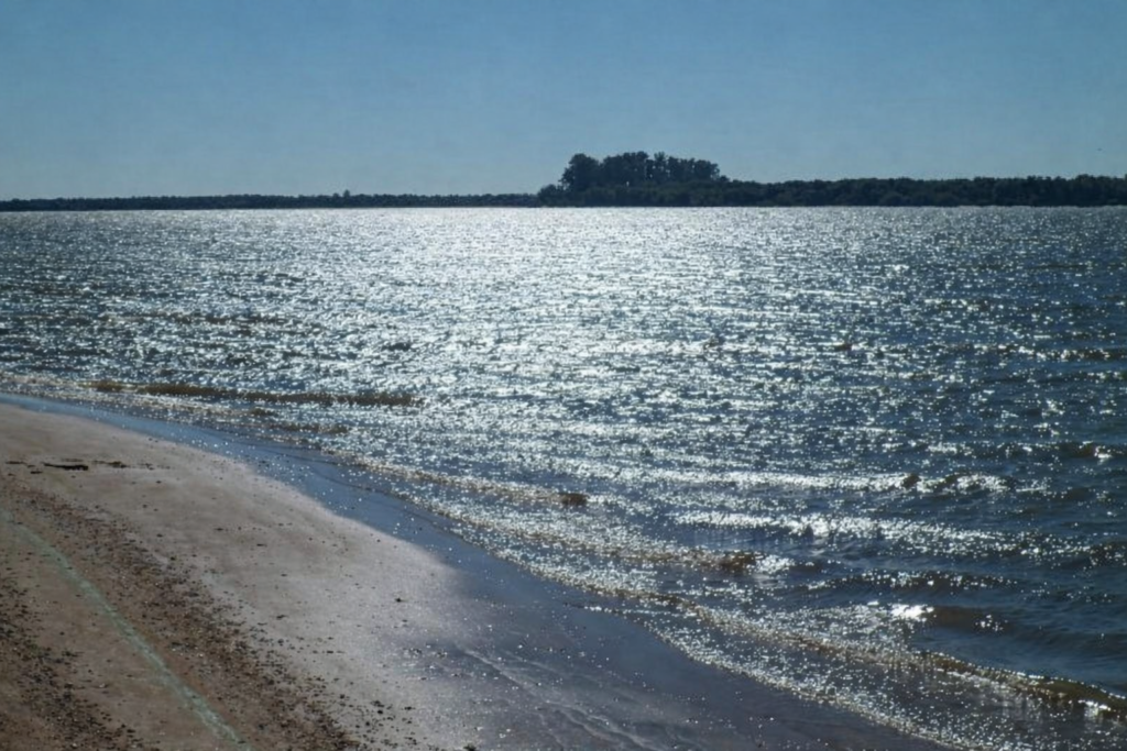 alt="Vista del río Uruguay al atardecer, recurso natural en disputa por el proyecto de la planta de hidrógeno verde en Paysandú"
