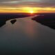 alt="Atardecer dorado sobre el curso de agua en alerta por la prevista crecida del río Uruguay"