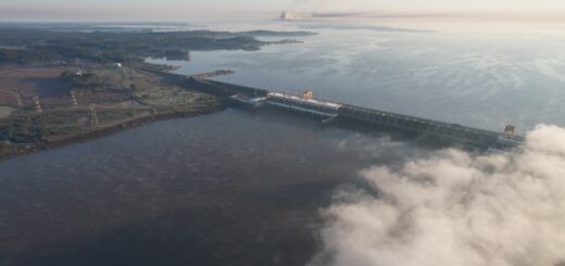 alt="Fotografía aérea de la represa de Salto Grande rodeada de nubes bajas y neblina, ilustrando la preparación frente a El Niño en Salto Grande"