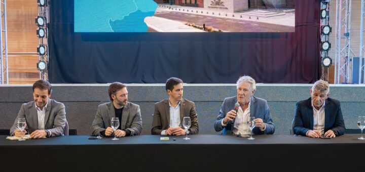 alt="Panel de funcionarios provinciales y del BID debatiendo proyectos para el desarrollo de Salto Grande"
