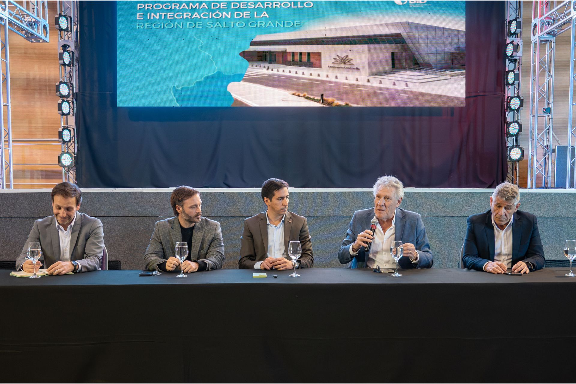 alt="Panel de funcionarios provinciales y del BID debatiendo proyectos para el desarrollo de Salto Grande"