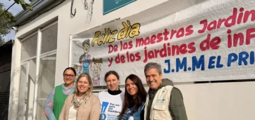 alt="Equipo de trabajo del programa de desayunos de UNICEF en Entre Ríos posando junto a docentes en el jardín municipal El Principito"