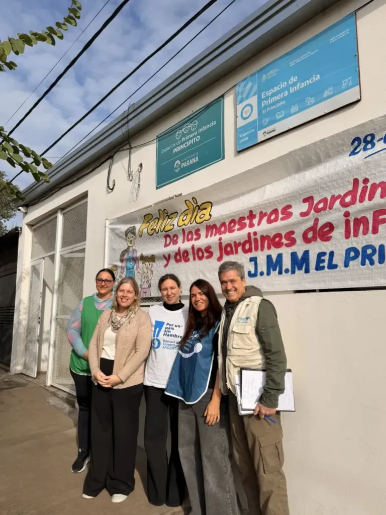 alt="Equipo de trabajo del programa de desayunos de UNICEF en Entre Ríos posando junto a docentes en el jardín municipal El Principito"