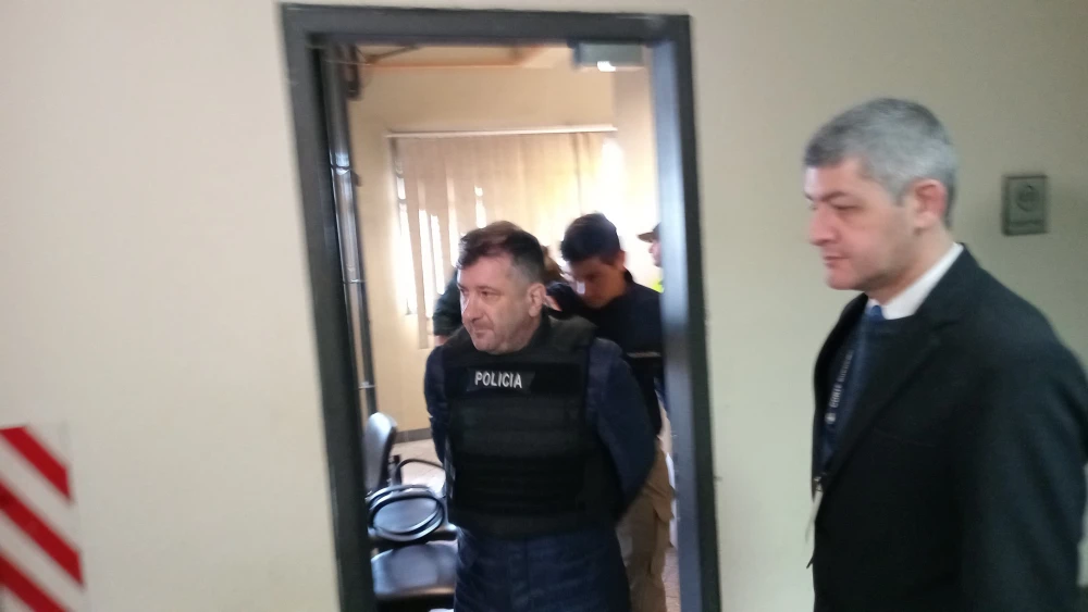 alt="Custodia de la policía de Paraguay trasladando al exlegislador entrerriano acusado en el juicio a Edgardo Kueider en Paraguay"