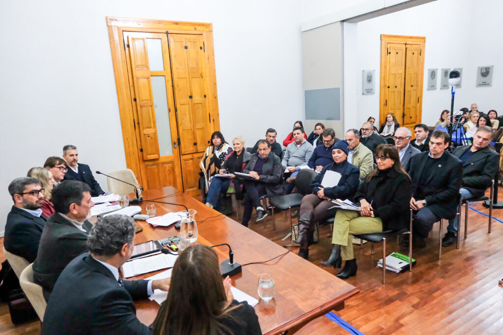 alt="Representantes de la Magistratura y Ciencias Económicas en el debate en comisión previo al pedido de informe actuarial sobre la reforma previsional.