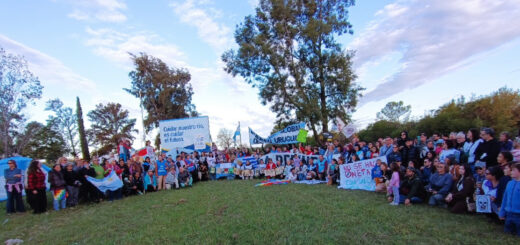 alt="Movilización contra la planta de hidrógeno verde en Paysandú, con manifestantes sosteniendo banderas y carteles en defensa del río Uruguay"