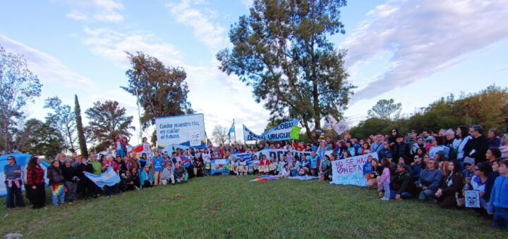 alt="Movilización contra la planta de hidrógeno verde en Paysandú, con manifestantes sosteniendo banderas y carteles en defensa del río Uruguay"