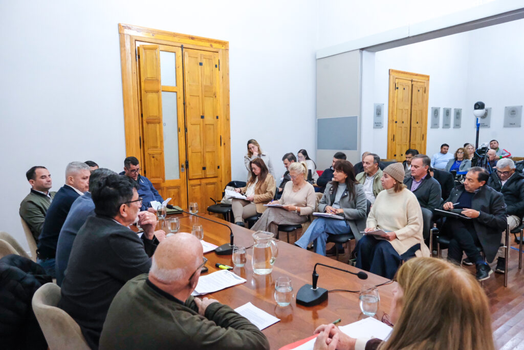 alt="Jubilados y municipales en el Senado entrerriano durante el debate en comisión por la reforma previsional"